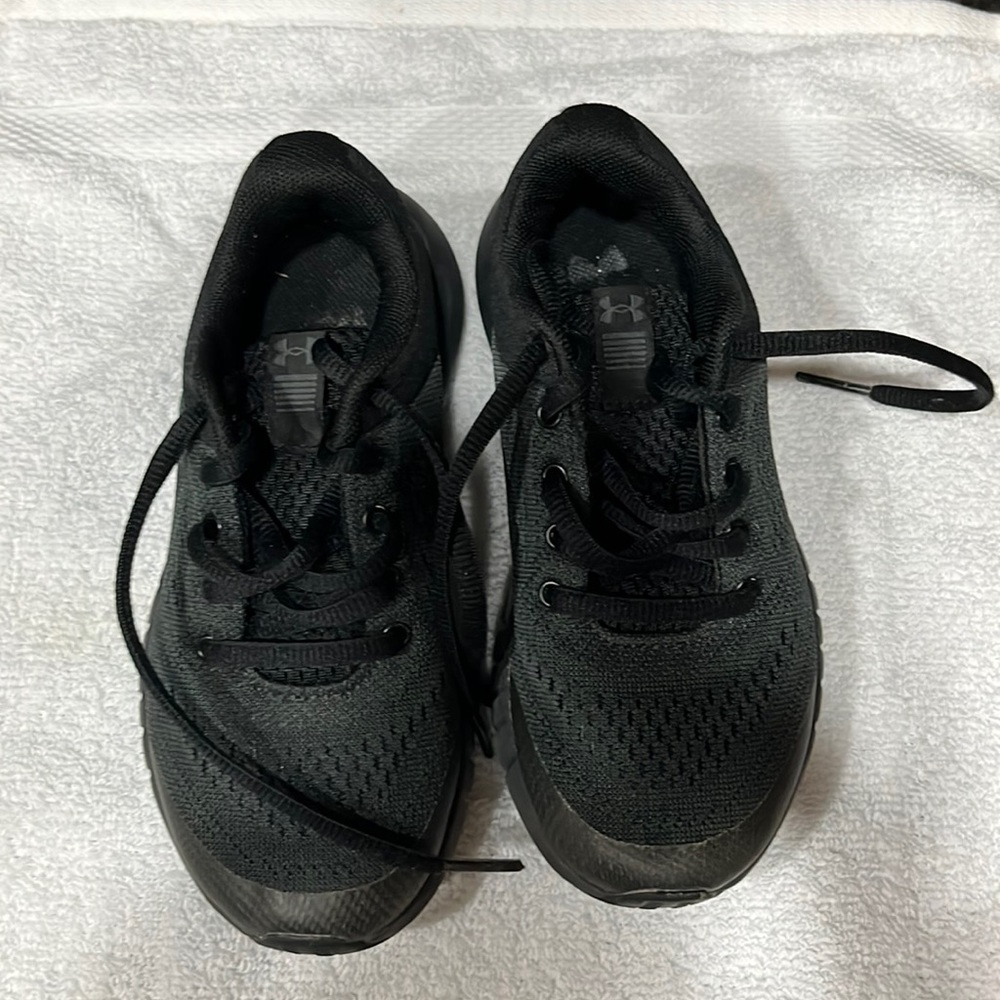 Kids under armour show in good condition